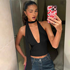 Débardeur sexy et tendance pour femme, dos nu asymétrique, style classique et urbain, avec bretelles à nouer et décolleté plongeant.