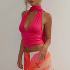 Débardeur sexy et tendance pour femme, dos nu asymétrique, style classique et urbain, avec bretelles à nouer et décolleté plongeant.