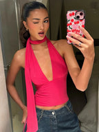 Débardeur sexy et tendance pour femme, dos nu asymétrique, style classique et urbain, avec bretelles à nouer et décolleté plongeant.